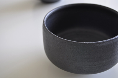 ivoryで購入した橋本忍 さんの筒碗 （鉄黒） 